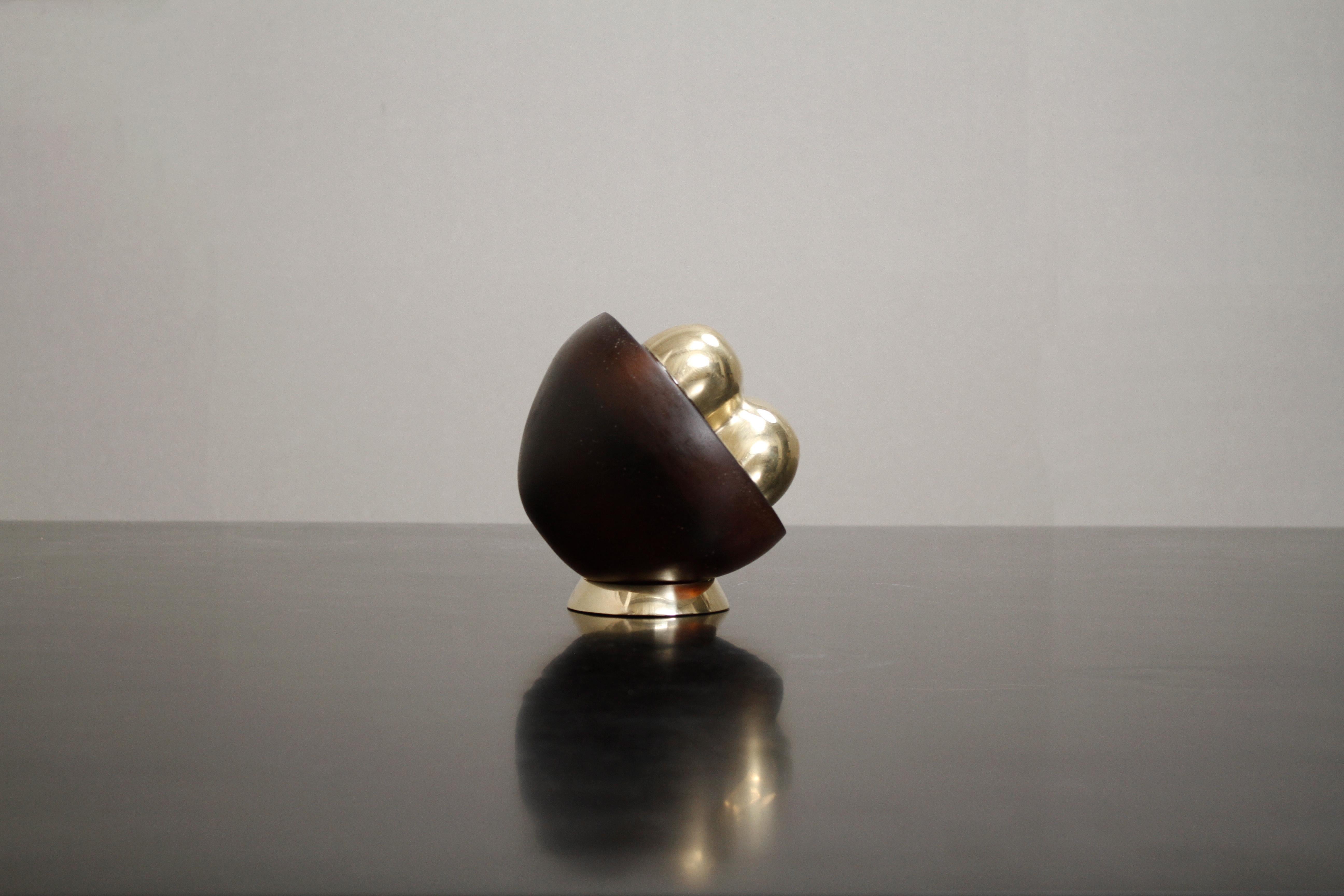 In the collection Delicadeza e Brutalidade, the sculptural furniture explores the essential duality between romance and violence, beauty and aggression. Materials such as marble, stainless steel, stone, and parchment embody these tensions — the