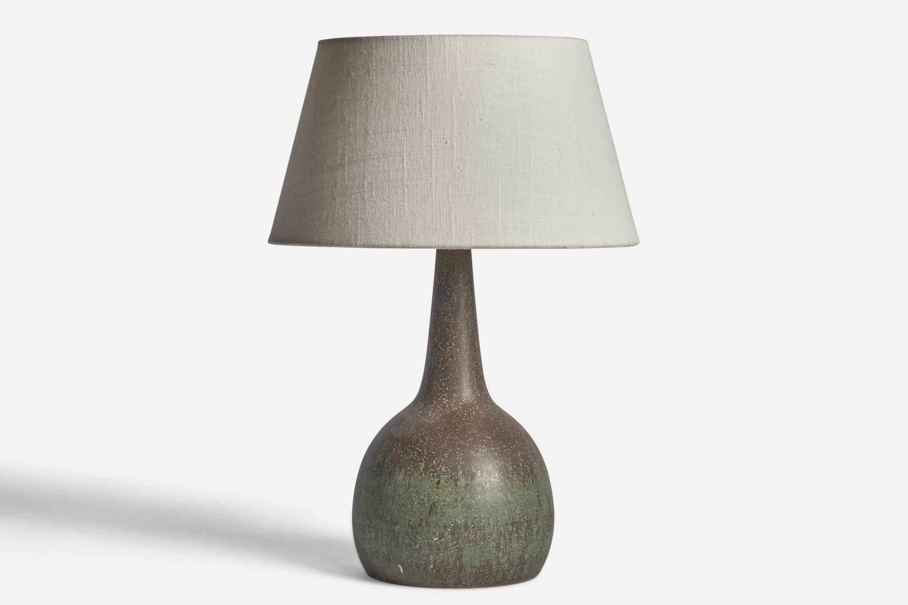 A green-glazed stoneware table lamp designed by Per & Annelise Linneman-Schmidt and produced by Palshus, Denmark, 1960s.

Dimensions of Lamp (inches): 11.5