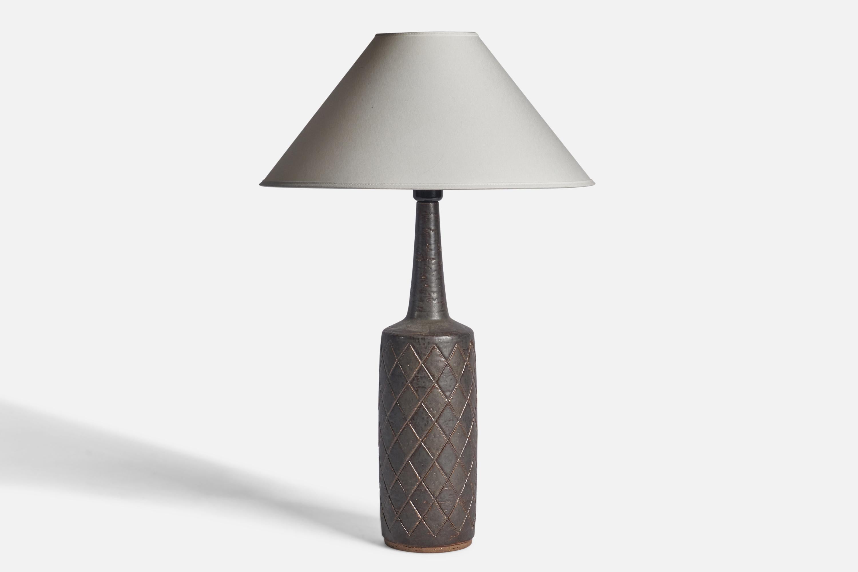 Lampe de table en grès émaillé noir et brun foncé, conçue par Per & Annelise Linneman-Schmidt et produite par Palshus, Danemark, années 1960.

Dimensions de la lampe (pouces) : 19.5