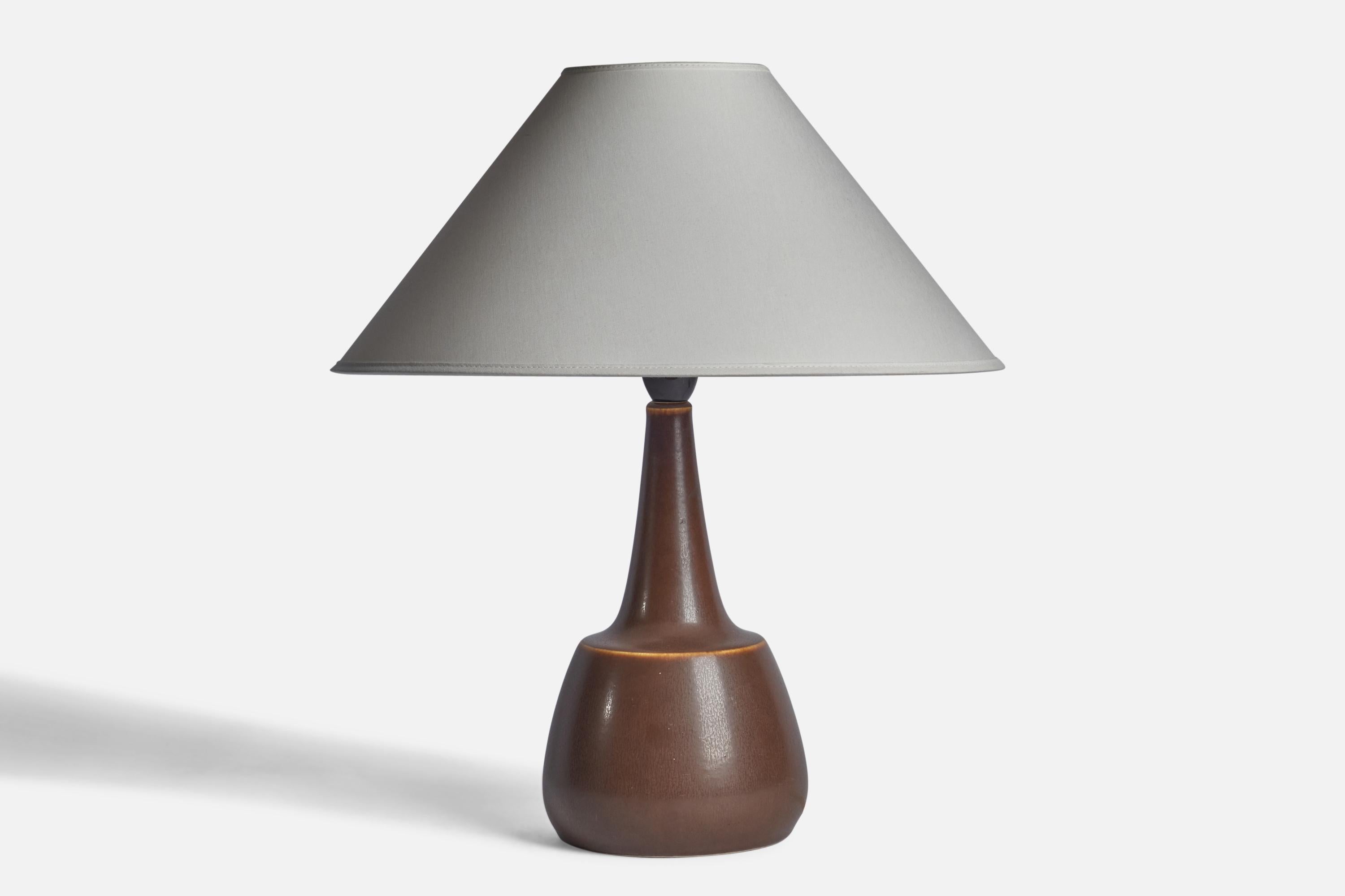 A brown-glazed stoneware table lamp designed by Per & Annelise Linneman-Schmidt and produced by Palshus, Denmark, 1960s

Dimensions of Lamp (inches): 13.75
