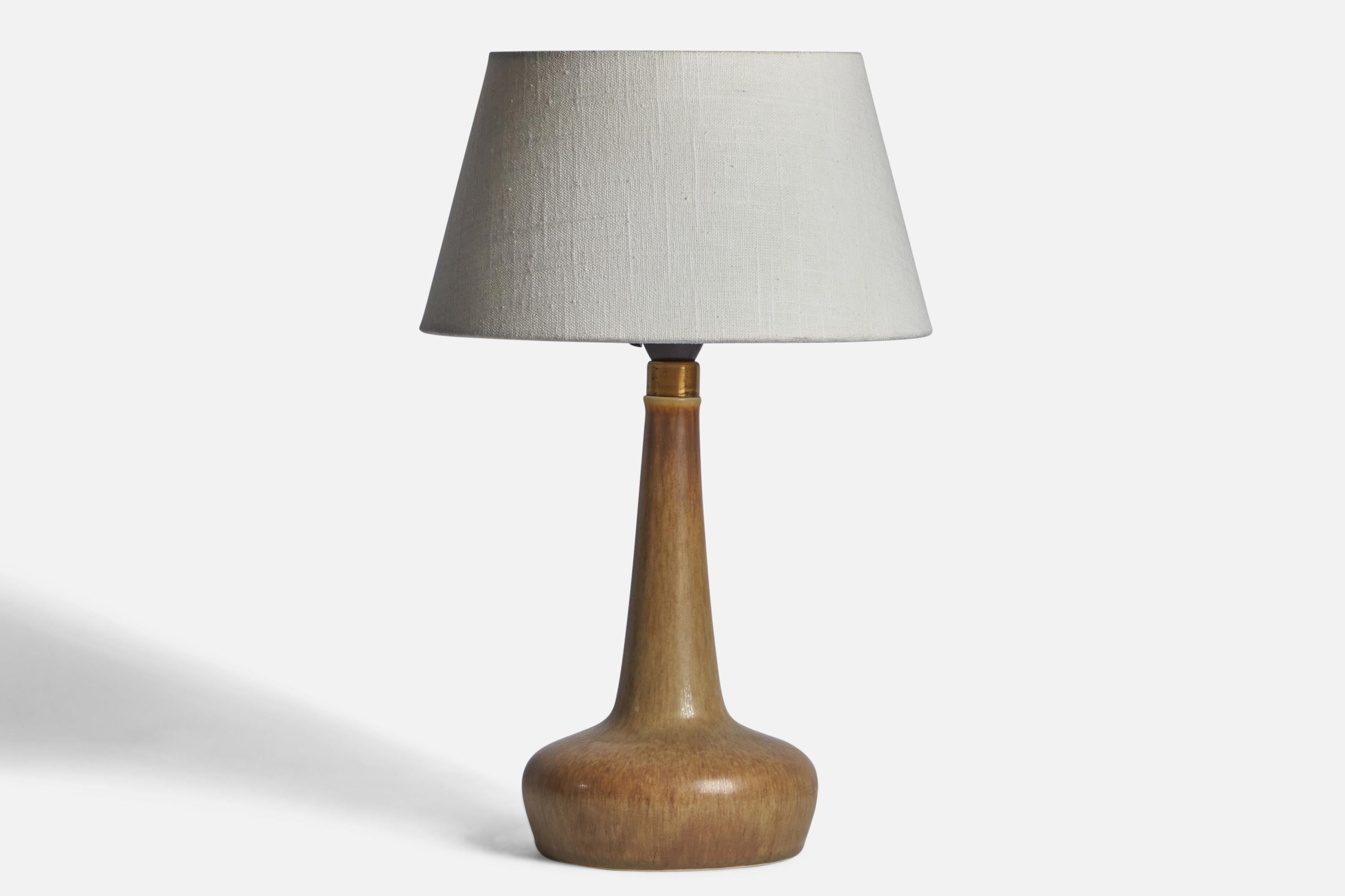 
Helle beige glasierte Steingut-Tischlampe, entworfen von Per & Annelise Linneman-Schmidt, hergestellt von Palshus, Dänemark, 1960er Jahre
Abmessungen der Lampe (Zoll): 12,75