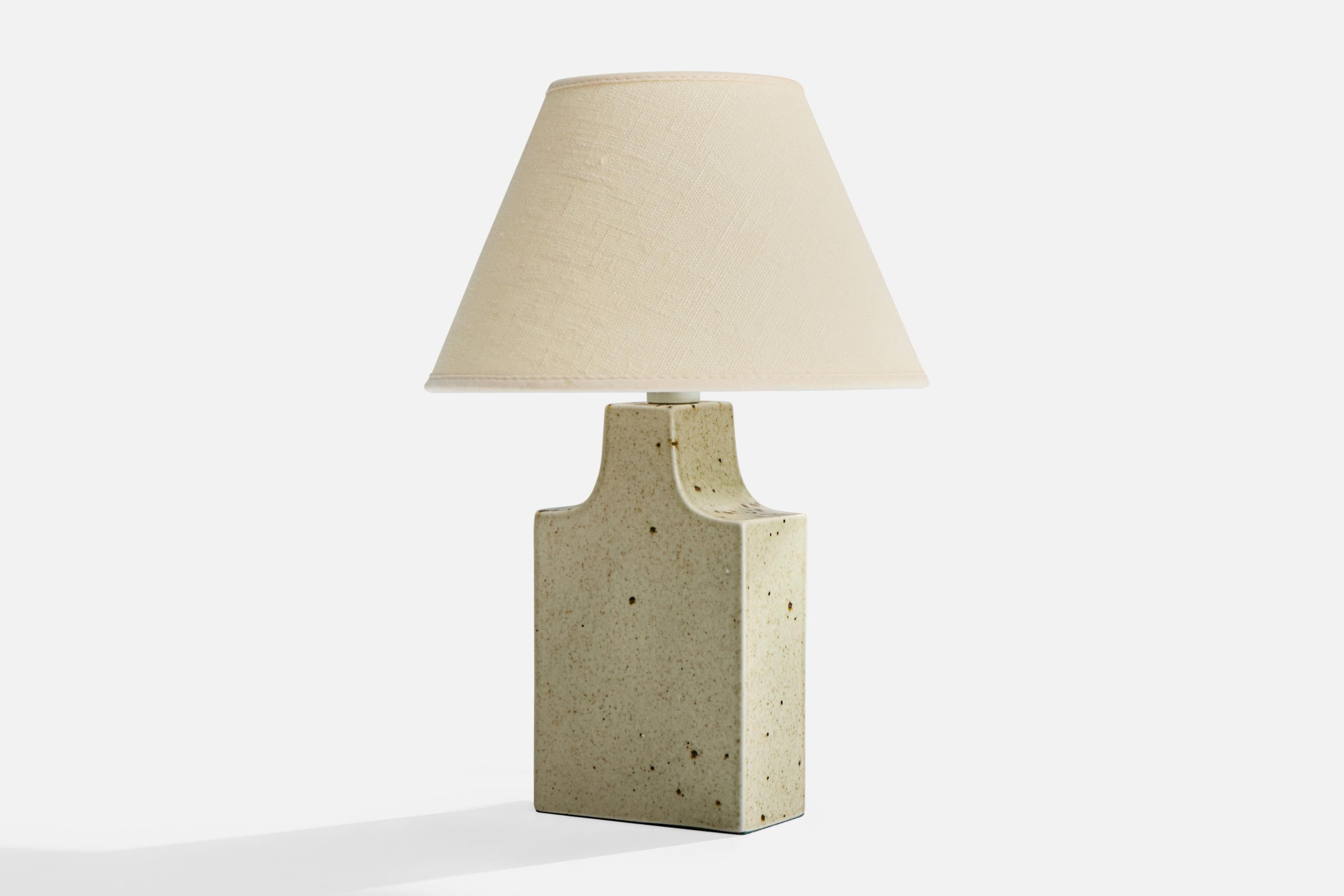 Lampada da tavolo in gres smaltato grigio disegnata da Per & Annelise Linneman-Schmidt e prodotta da Palshus, Danimarca, anni '60 circa.

Dimensioni del paralume (in pollici): 4