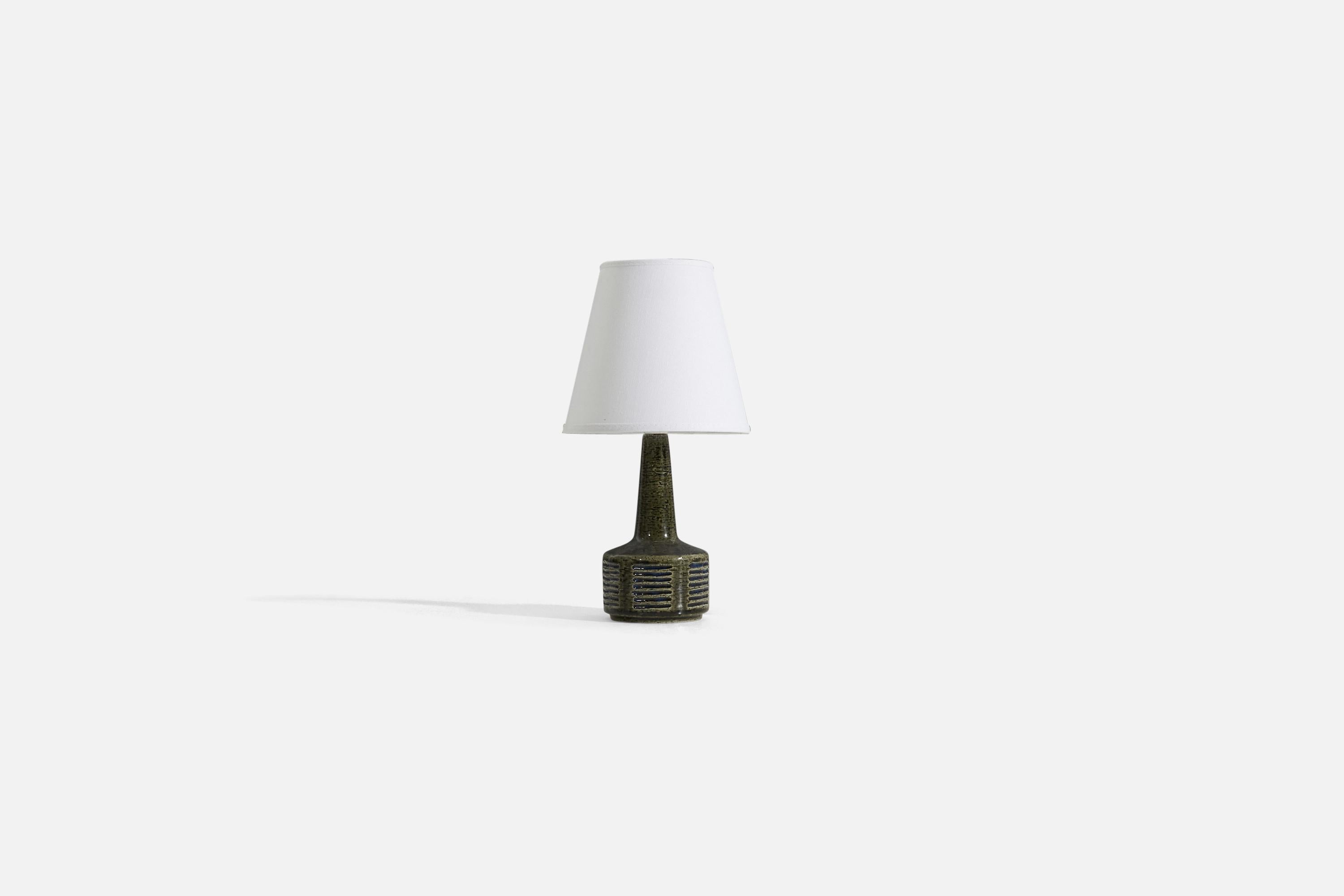 A green and black-glazed stoneware table lamp designed by husband and wife Per & Annelise Linneman-Schmidt, produced in their own Studio, named Palshus, in Sengeløse, Denmark. Signed.

Sold without lampshade. 

Dimensions of lamp (inches) : 9 x