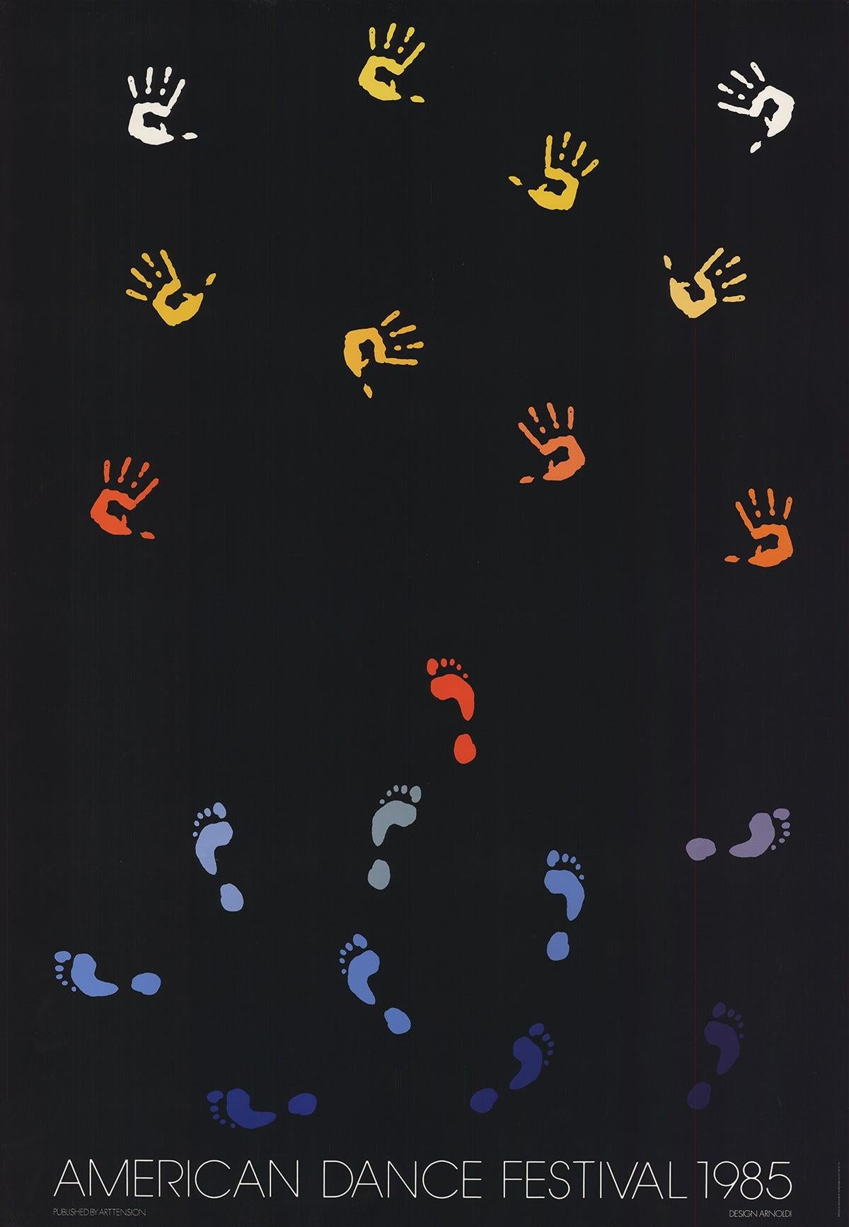 Une composition frappante et imaginative de l'artiste danois Per Arnoldi, qui ne présente que les mains et les pieds pour évoquer le mouvement gracieux de la danse. Les éléments minimalistes travaillent en harmonie pour créer une illusion de