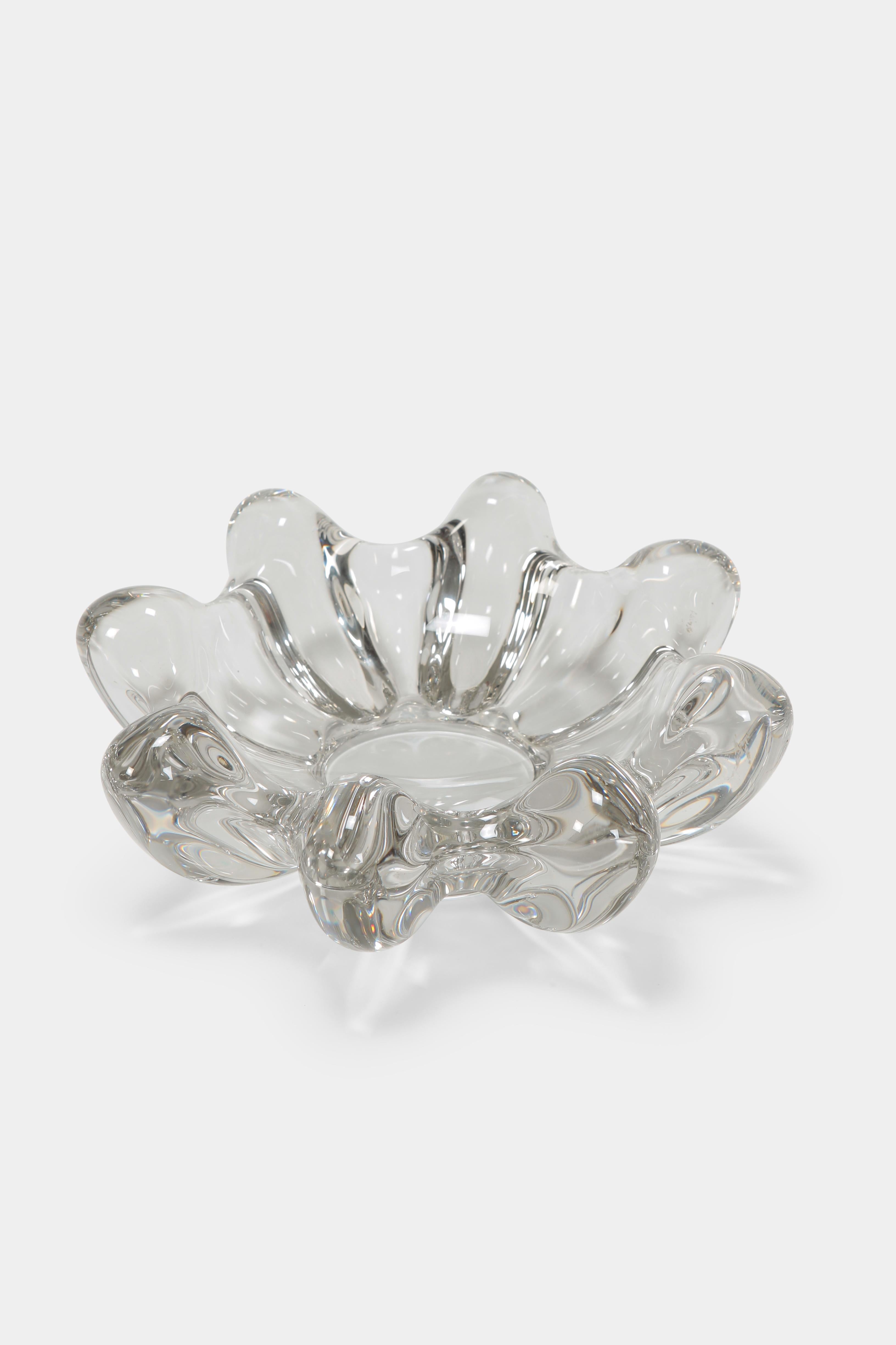 Lovely Per B. Sundberg bowl manufactured by Orrefors in the 1990s in Sweden. Made of clear crystal glass.