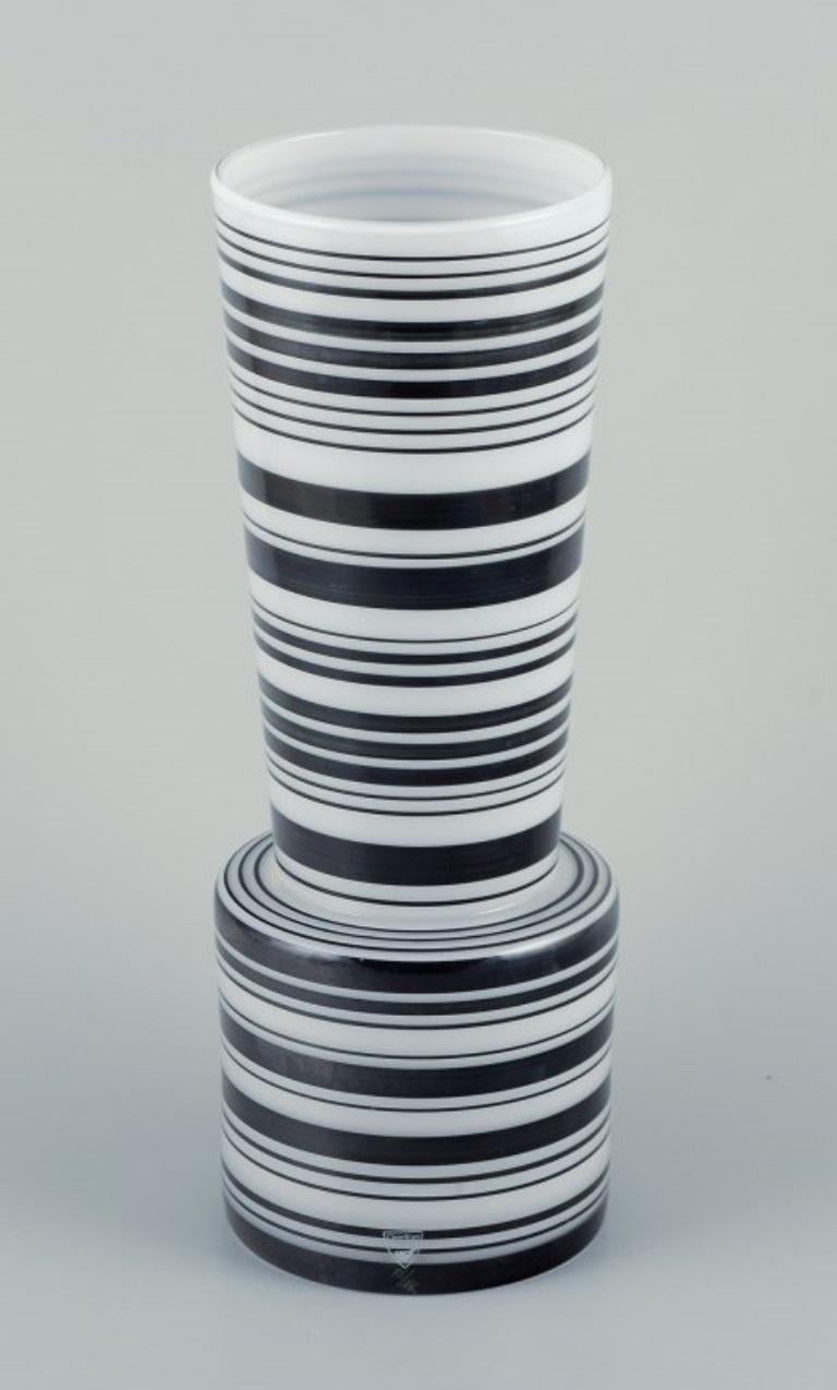 Per B. Sundberg (nato nel 1964) per Orrefors, Svezia.
Grande vaso in vetro artistico con design a righe.
Realizzato a mano.
Dagli anni '80.
Inciso con il logo Orrefors e PS/AK.
In ottime condizioni con lievi segni d'uso.
Dimensioni: H. H. 35,0 cm x