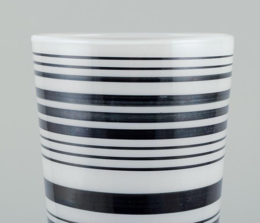 Svedese Per B. Sundberg per Orrefors.  Grande vaso in vetro artistico con design a righe. in vendita