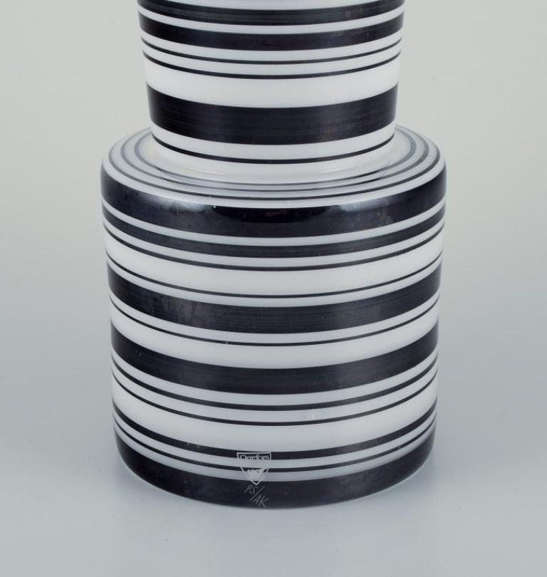 Per B. Sundberg per Orrefors.  Grande vaso in vetro artistico con design a righe. In condizioni ottime in vendita a Copenhagen, DK