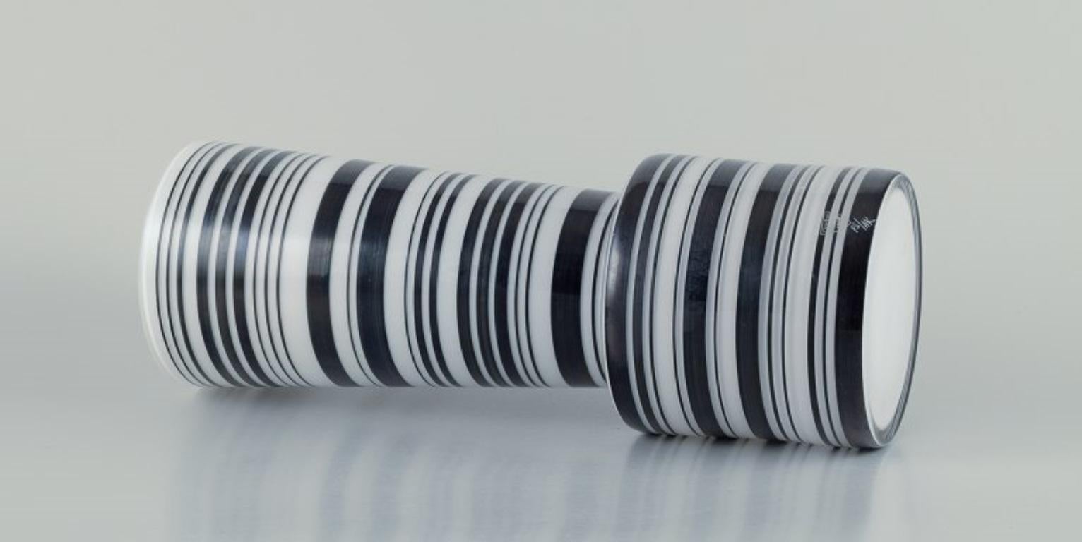 Vetro artistico Per B. Sundberg per Orrefors.  Grande vaso in vetro artistico con design a righe. in vendita