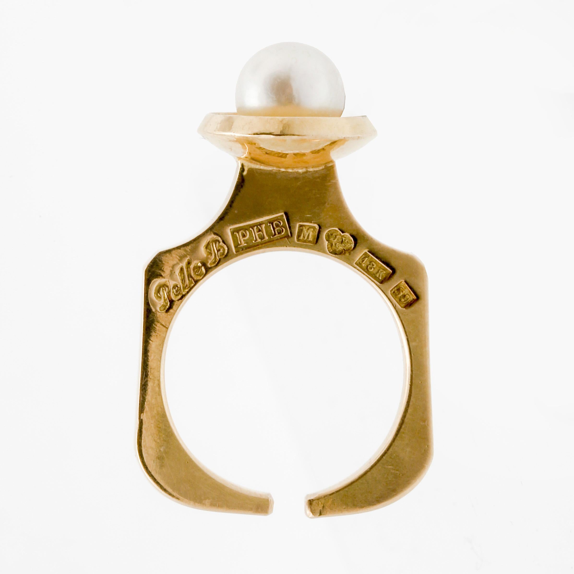 18 karat gold ring by Per Belving for Hugo Belving AB Malmö.

Great design!
A very stylish and modernist gold ring, set with one cultured pearl.

With full gold and Swedish makers mark. Very good condition, no issues!
Size 17.5, (55), (US 7.25). The