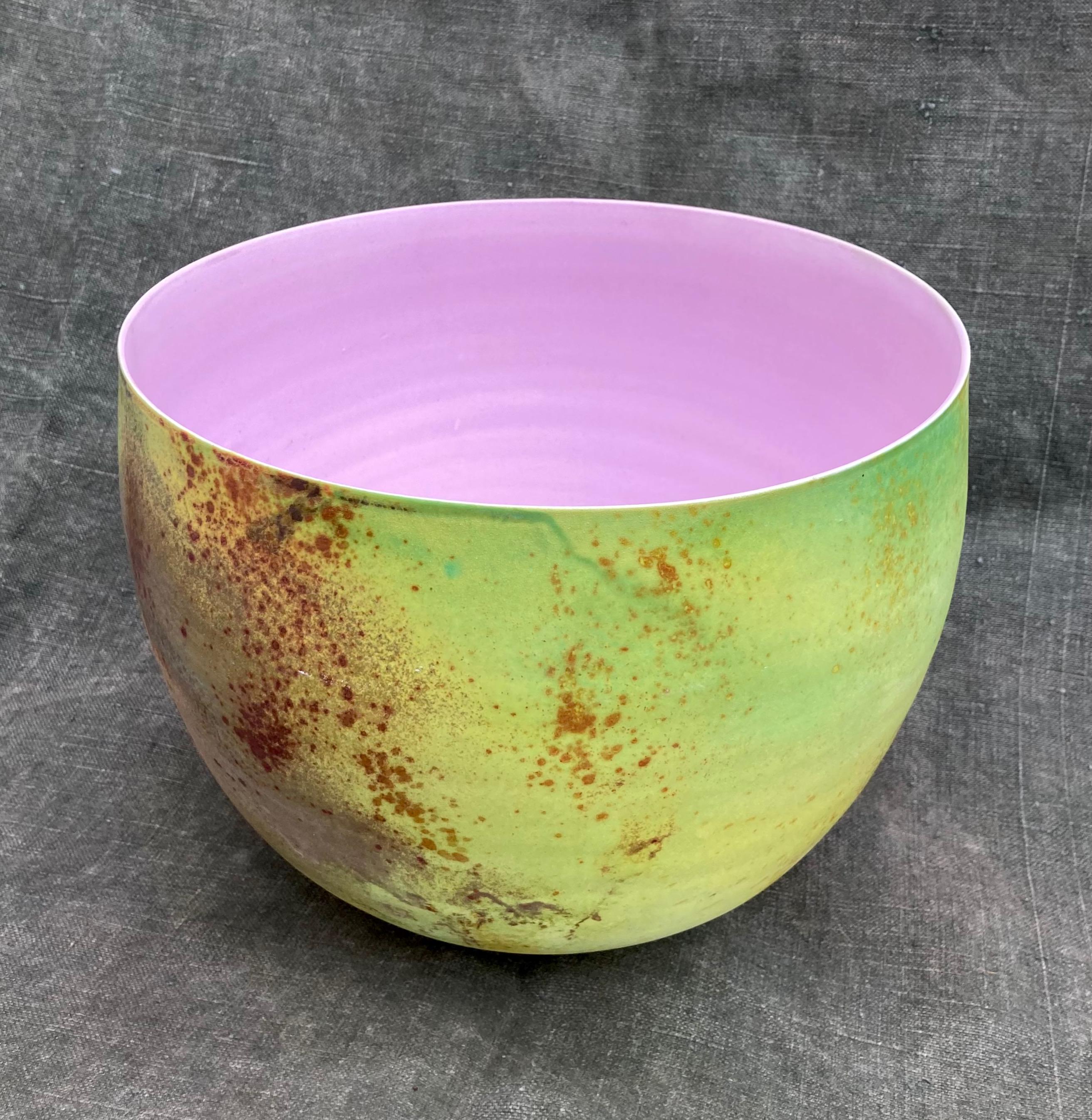 A stunning and extremely beautiful porcelain bowl by Swedish ceramic master Per Hammarström. Modern glazes that turns it into a standout piece.

Per Hammarström was Berndt Friberg´s last apprentice at Gustavsberg at the end of the 70´s. He went on