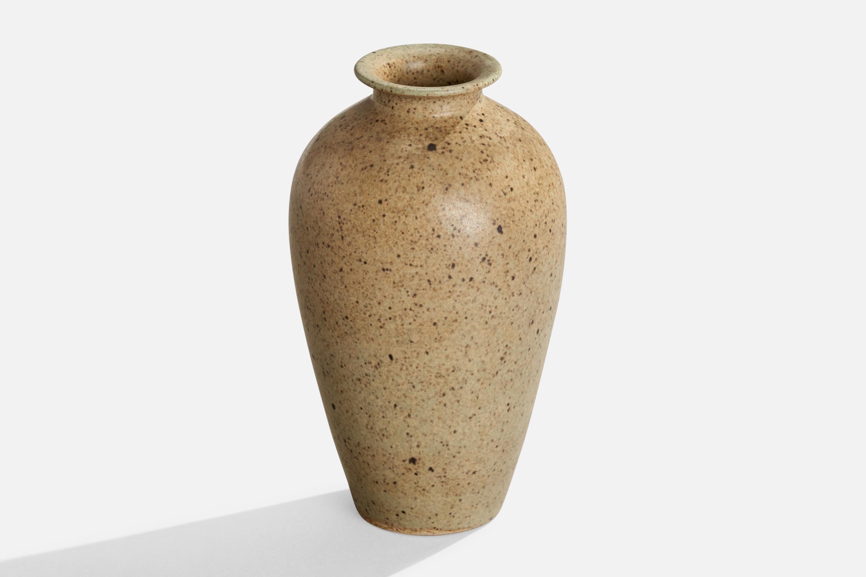 Vaso in ceramica smaltata beige progettato e prodotto da Per Liliengren, Svezia, anni '70 circa.
