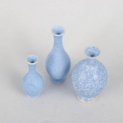 Per Liljegren. Set di tre vasi in gres in miniatura con smalto blu.