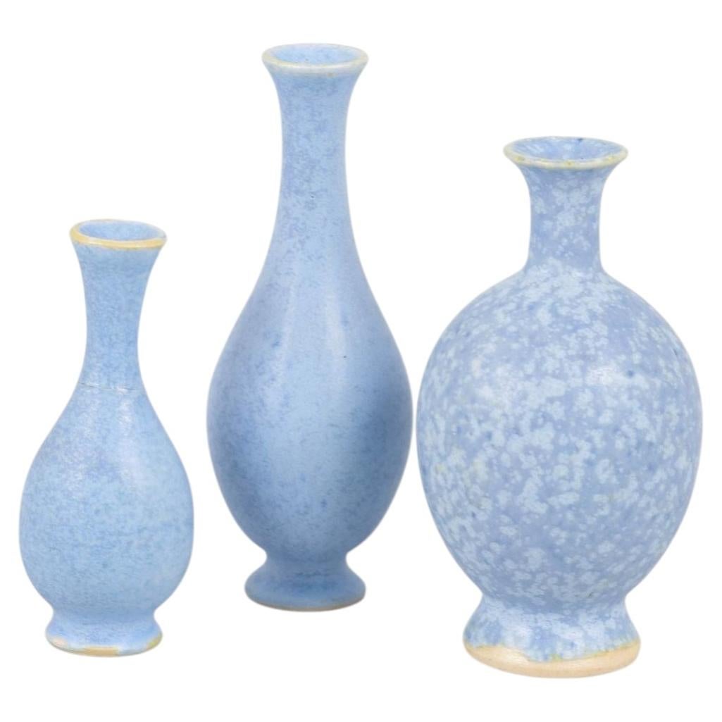 Per Liljegren. Set aus drei Miniaturvasen aus Steingut mit blauer Glasur. im Angebot