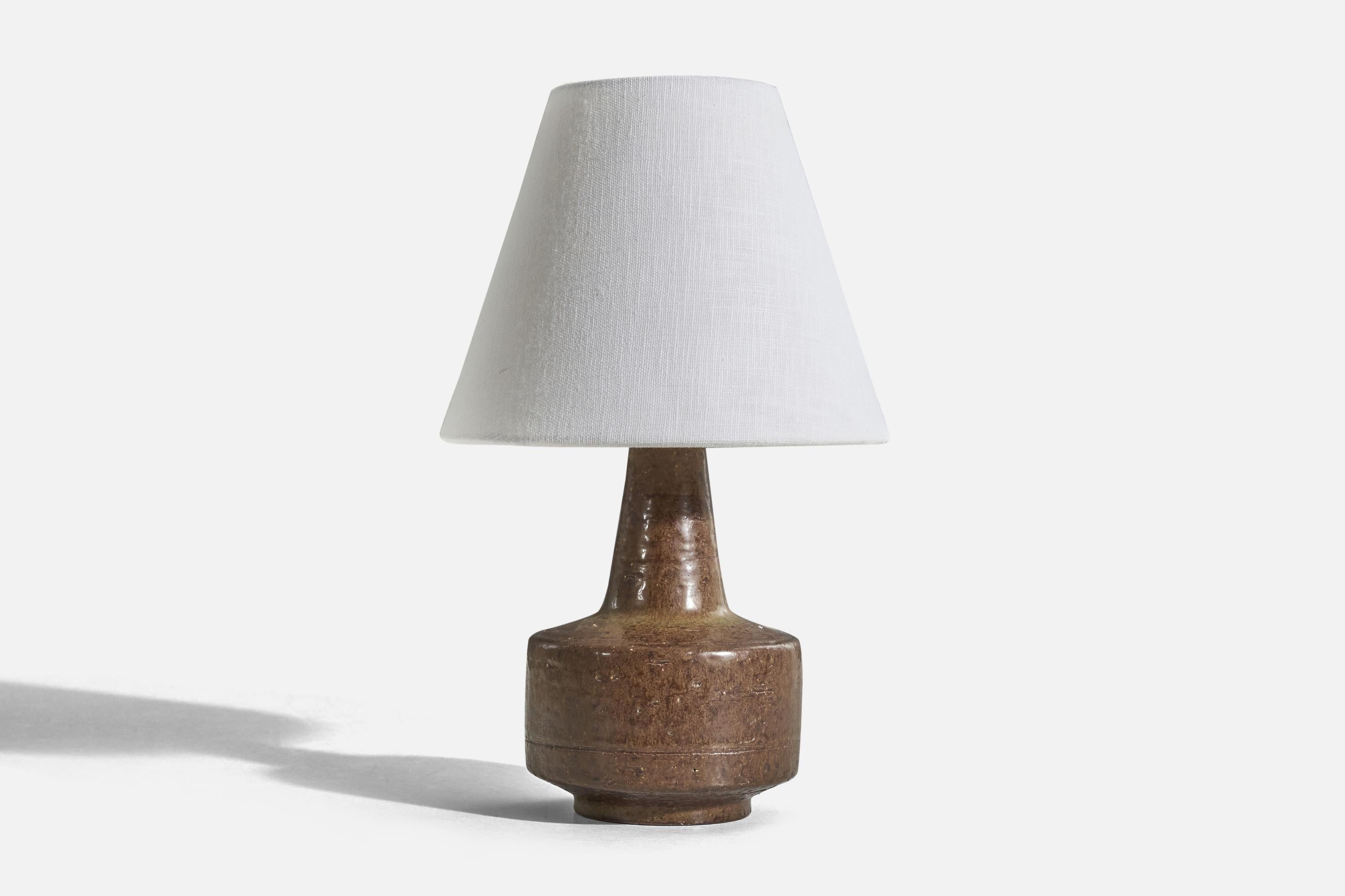 A brown, glazed stoneware table lamp designed by Per Linneman-Schmidt and produced by Palshus, Sengeløse, Denmark, c. 1960s.

Sold without lampshade. 
Dimensions of Lamp (inches) : 10.56 x 5.12 x 5.12 (H x W x D)
Dimensions of Shade (inches) : 4