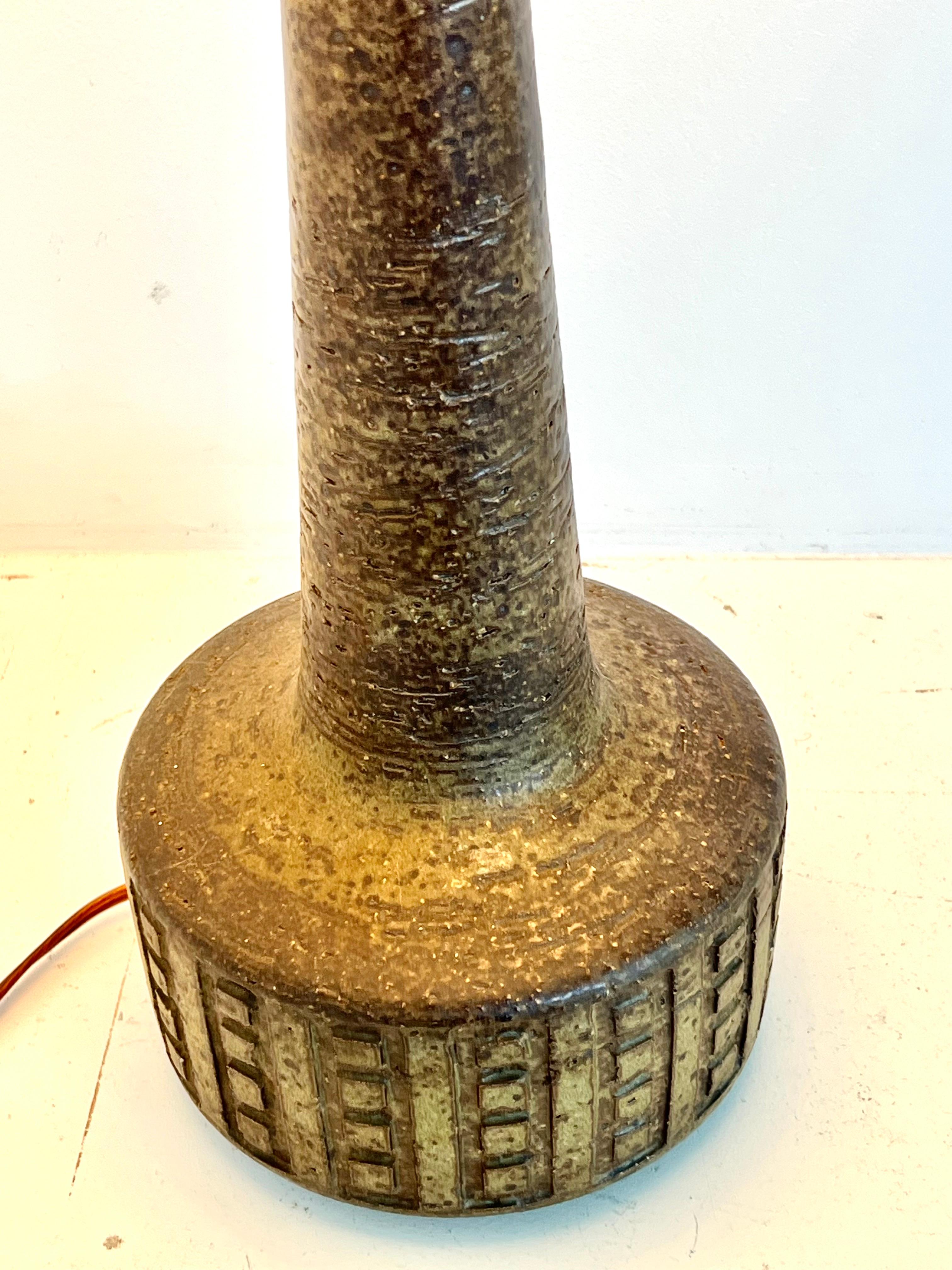 Große Palshus-Tischlampe aus Schamotte-Steinzeug mit Schachbrettmuster auf dem unteren Teil des Körpers in Brauntönen. Die Lampe ist durch Einschneiden in den Boden signiert und hat Modell # DL26/1 und ist in sehr gutem Zustand ohne Chips, Flecken