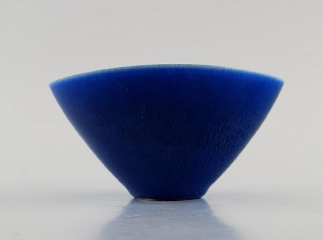 Per Linnemann-Schmidt (1912-1999) for Palshus. 
Bowl in glazed ceramics. Beautiful glaze in shades of blue. 1960s / 70s.
Measures: 12.5 x 7 cm.
In excellent condition.
Signed.