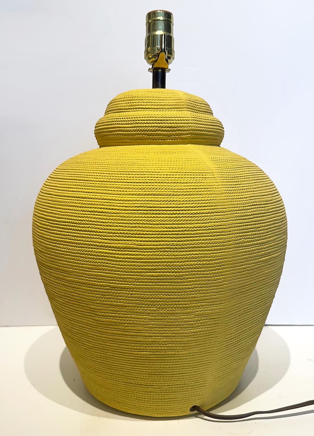 Paire de lampes de bureau danoises modernes en plâtre Per Linnemann-Schmidt

Nous proposons à la vente une paire de lampes en plâtre récemment peintes (dans leur couleur d'origine) en forme de pots de gingembre. Le plâtre a l'aspect d'une fausse