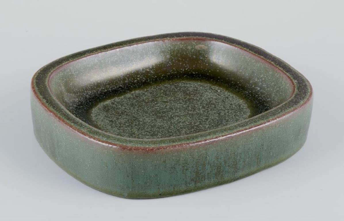 Per Linnemann-Schmidt per Palshus, Danimarca.
Piatto in ceramica con smalto a guscio d'uovo dai toni verdastri.
Model 312.
Realizzato a mano.
Datazione: 1970s.
Firmato.
Condizioni perfette.
Dimensioni: L 18,0 cm. x P 16,0 cm. x H 3,5 cm.
