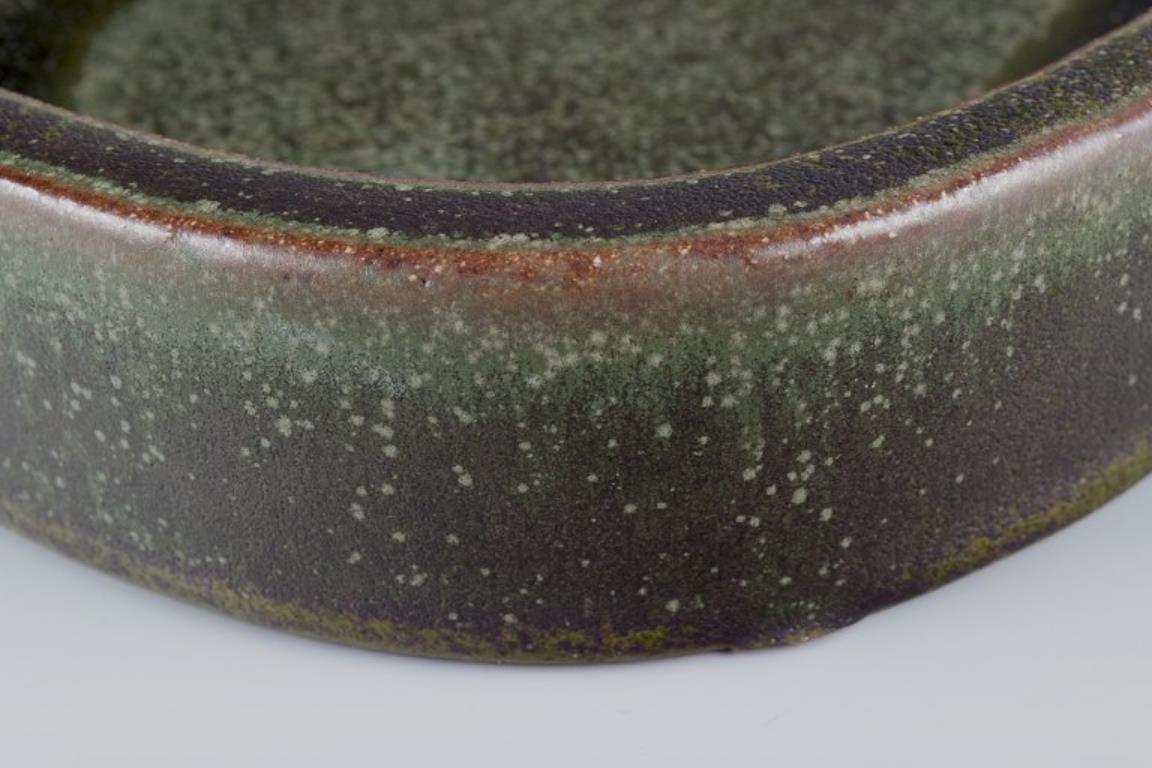 Smaltato Per Linnemann-Schmidt  per Palshus. Piatto in ceramica con smalto a guscio d'uovo. 1970s in vendita