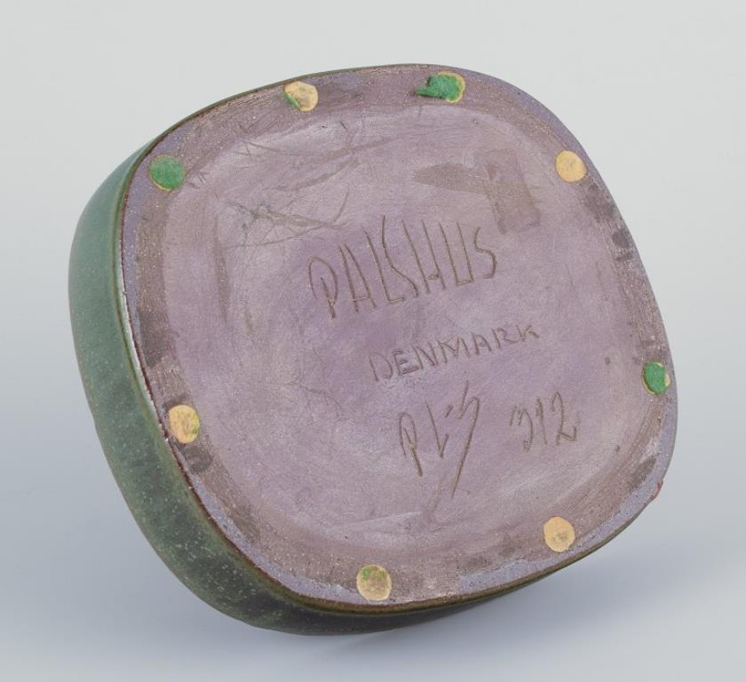 Per Linnemann-Schmidt  per Palshus. Piatto in ceramica con smalto a guscio d'uovo. 1970s In condizioni ottime in vendita a København, Copenhagen