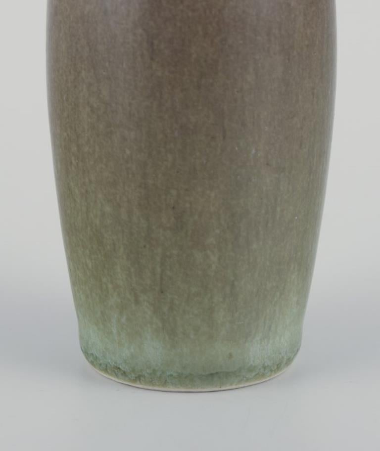 Scandinavo moderno Per Linnemann-Schmidt per Palshus. Vaso in ceramica con smalto verde oliva e pelliccia di lepre. in vendita