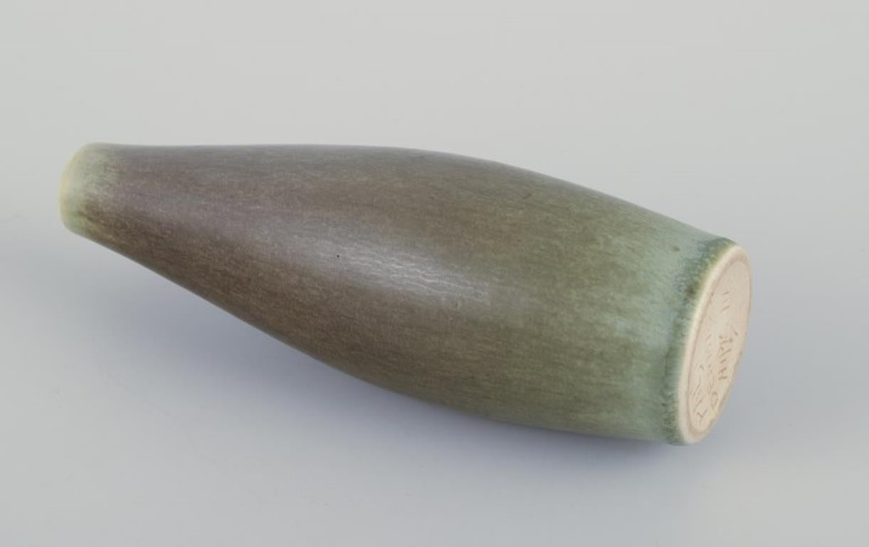 Danese Per Linnemann-Schmidt per Palshus. Vaso in ceramica con smalto verde oliva e pelliccia di lepre. in vendita