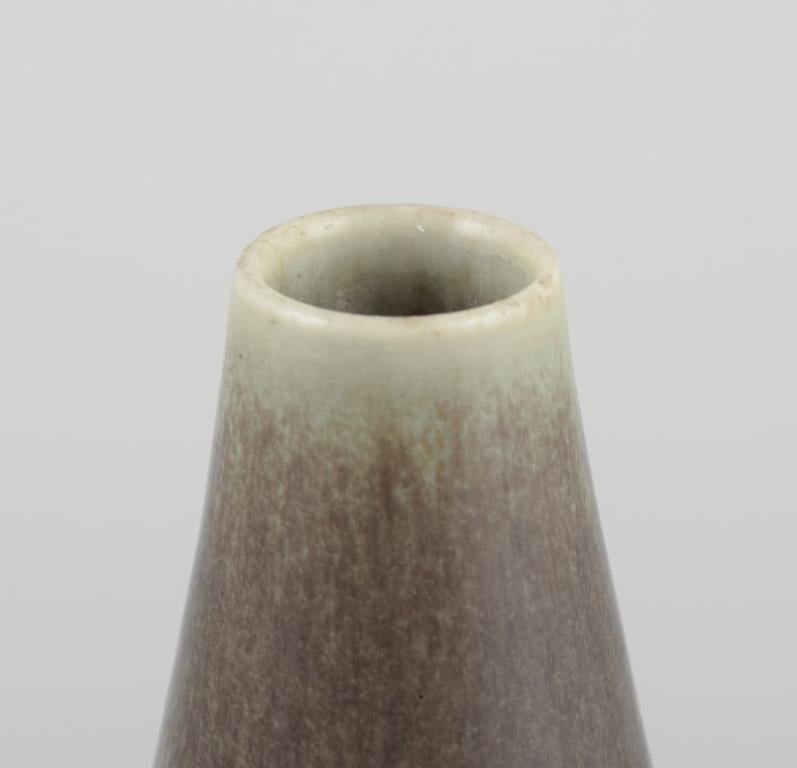 Smaltato Per Linnemann-Schmidt per Palshus. Vaso in ceramica con smalto verde oliva e pelliccia di lepre. in vendita