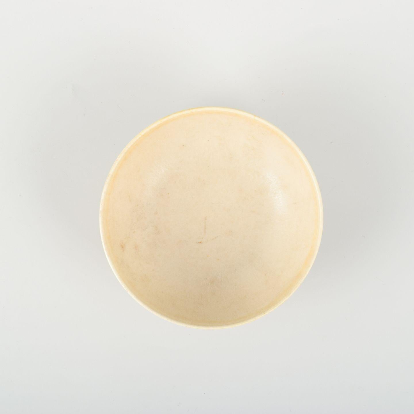 Per Linnemann-Schmidt, Palshus. Keramische Schale mit cremefarbener 