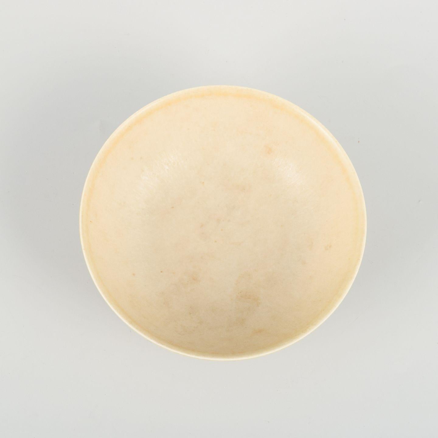 Per Linnemann-Schmidt, Palshus. Keramische Schale mit cremefarbener 