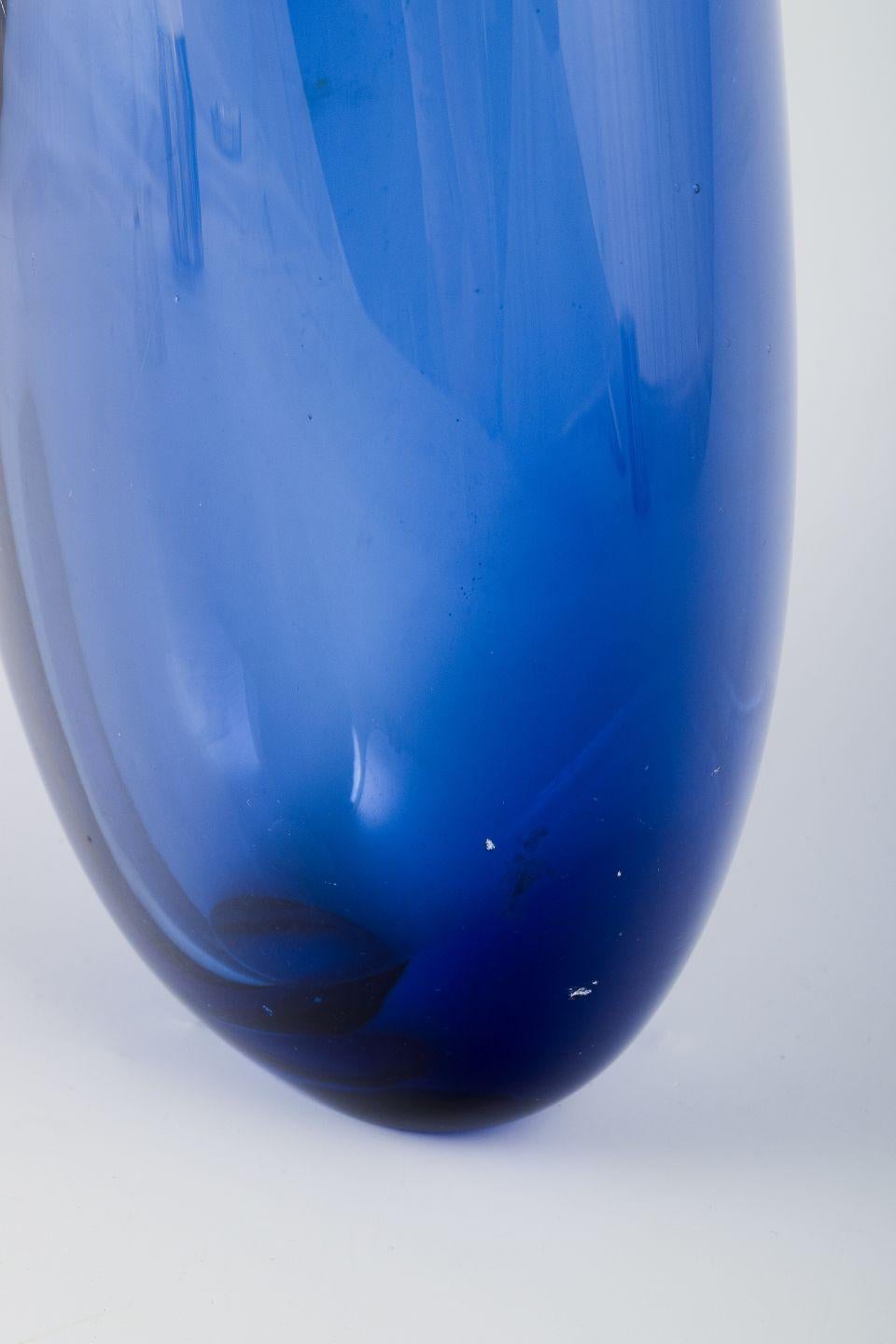 Per Lütken para Holmegaard. Jarrón de vidrio artístico azul. 1960. Escandinavo moderno en venta