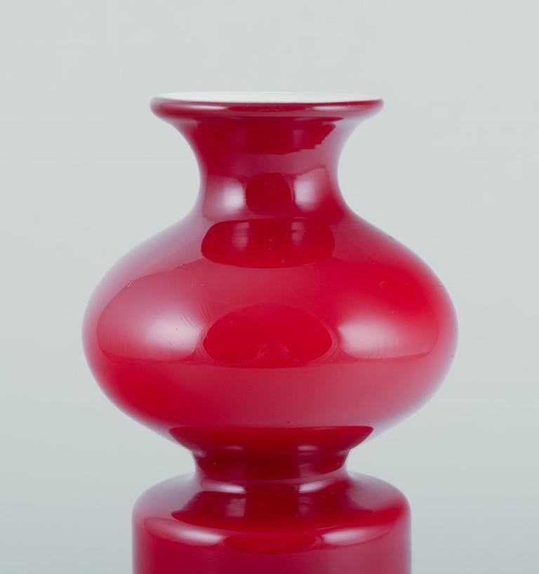 Per Lütken per Holmegaard, vaso Carnaby in vetro opalino rosso e bianco. 
Vetro artistico.
Dagli anni '60/'70.
Non timbrata.
Condizioni perfette.
Dimensioni: H. H. 23,5 cm x P. 10,0 cm.
Provenienza: Collezione privata danese.

