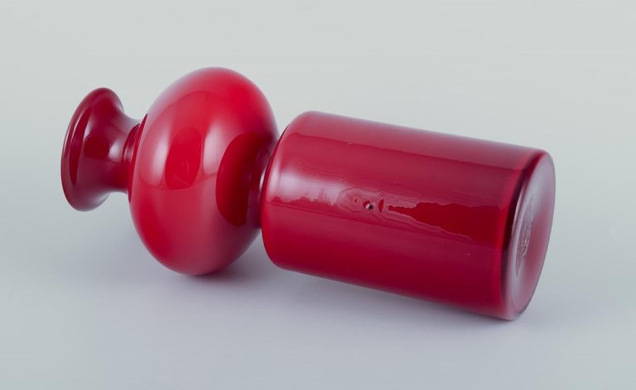 Scandinavo moderno Per Lütken per Holmegaard. Vaso Carnaby in vetro opalino rosso e bianco. in vendita