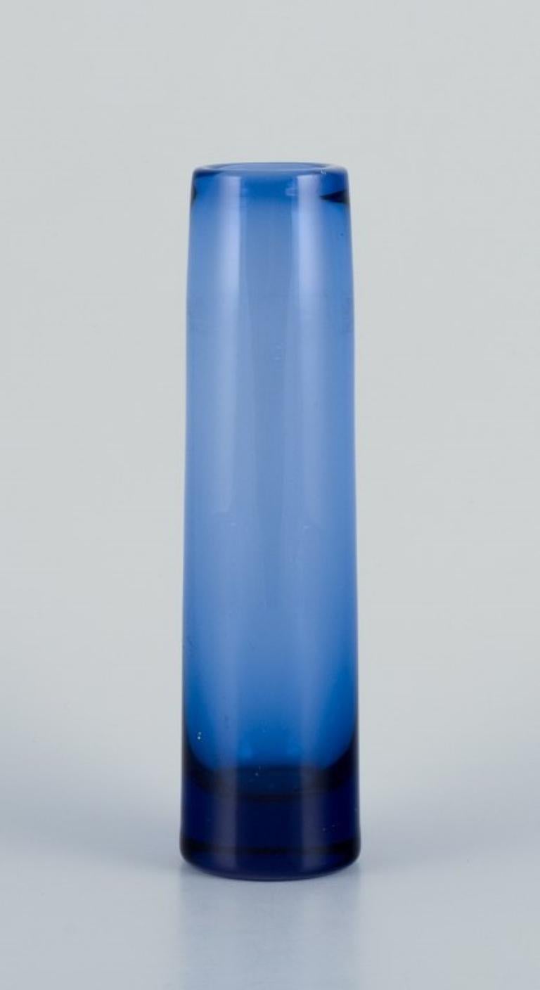 Per Lütken für Holmegaard, Dänemark.
Zwei zylindrische Kunstglasvasen aus blauem Glas.
1960s.
Unterschrieben.
In ausgezeichnetem Zustand mit minimalen Gebrauchsspuren.
Groß: H 23,5 cm x T 6,0 cm.
Kurz: H 17,0 cm x T 5,5 cm.