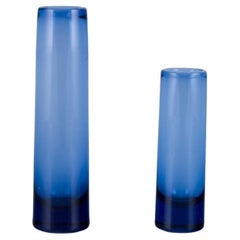 Per Lütken pour Holmegaard, Danemark. Deux vases cylindriques en verre d'art.