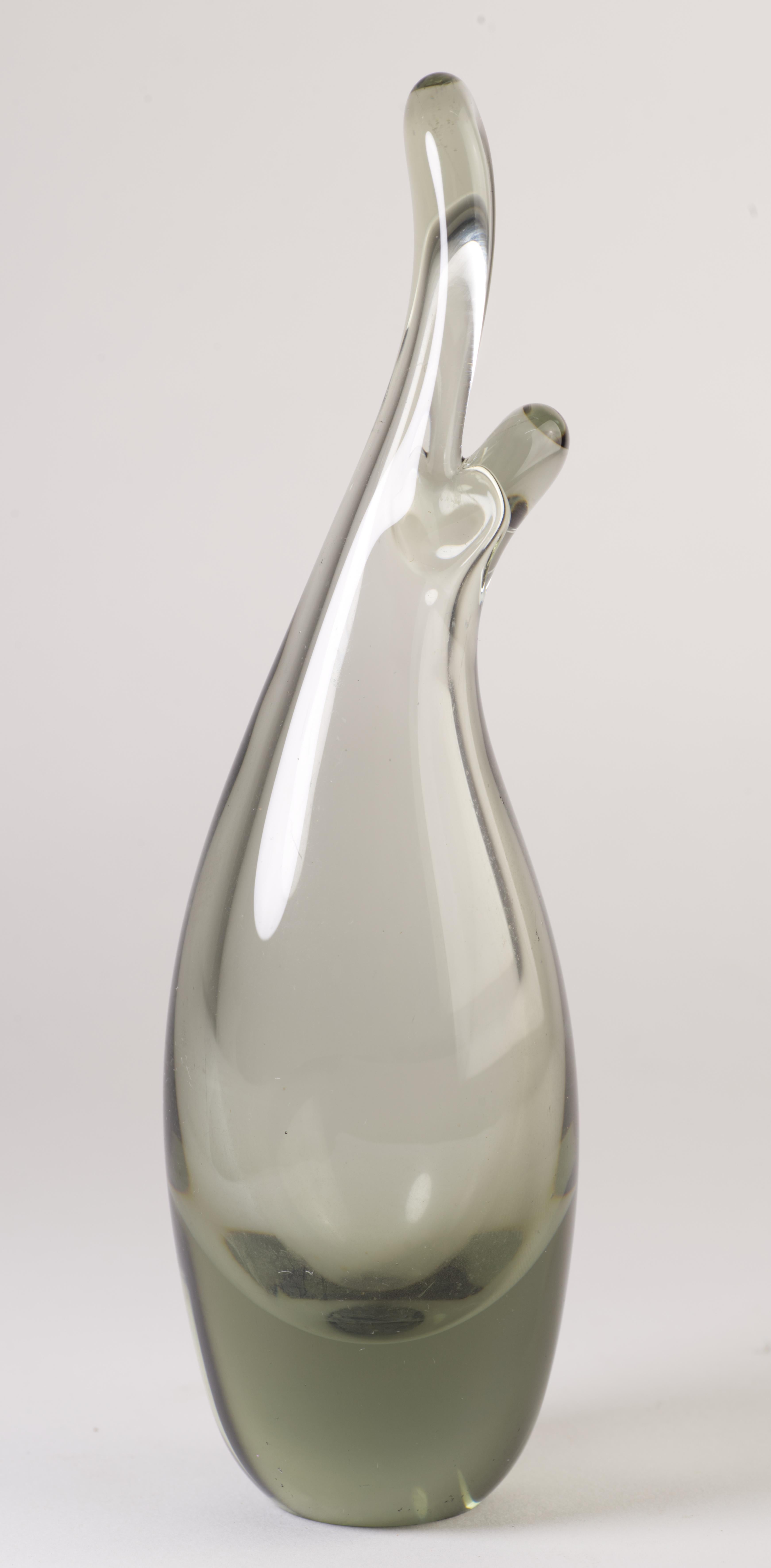 Il vaso Vintage Scandinavian Modern è stato disegnato da Per Lütken per Holmegaard come parte della serie di vasi Duckling. Il vaso è soffiato a mano in vetro grigio fumé ed è firmato e datato sul fondo con 