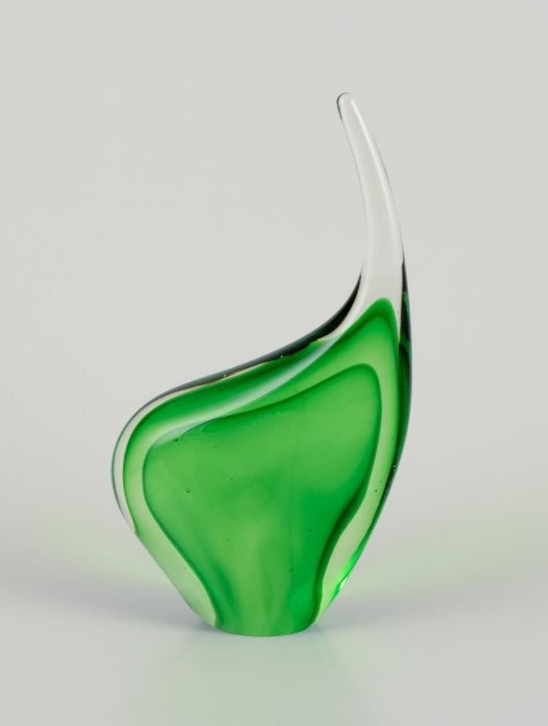 Per Lütken für Holmegaard. Skulptur aus grünem Kunstglas.
Organische Form.
Dänemark, 1960er Jahre.
Perfekter Zustand.
Abmessungen: Höhe 20,0 cm x Breite 11,0 cm x Tiefe 5,0 cm.