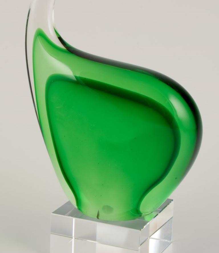 Per Lütken für Holmegaard. Skulptur aus grünem Kunstglas. Auf einem Sockel.  (Skandinavische Moderne) im Angebot