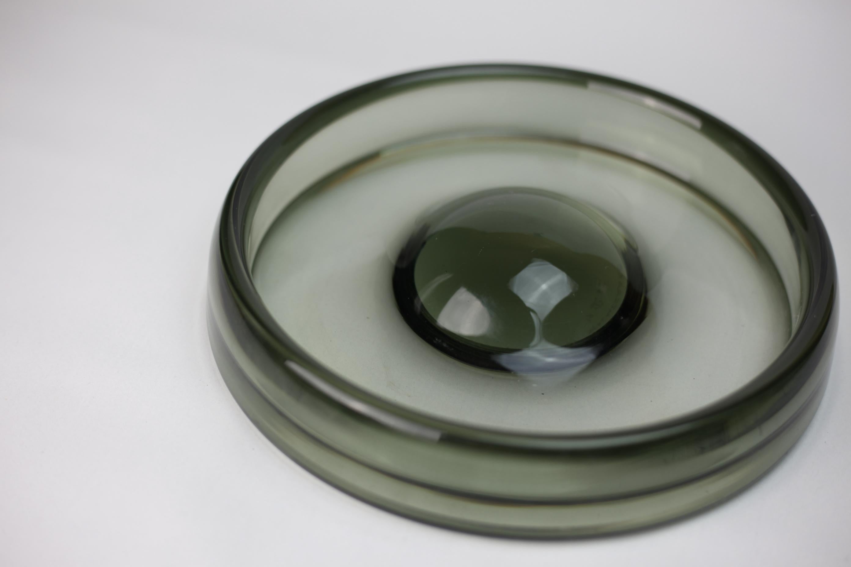 Black signed  'Safir' Glass Bowl By Per Lütken For Holmegaard In Good Condition For Sale In Copenhagen, DK