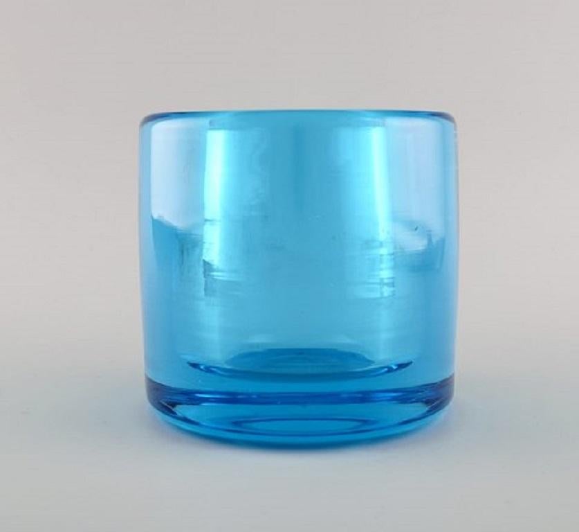 Per Lütken pour Holmegaard. Vase turquoise en verre d'art soufflé à la bouche. Numéro de modèle 18648. 
1960's.
Mesures : 14.5 x 13 cm.
En parfait état.
Signature et numéro de modèle incisés.