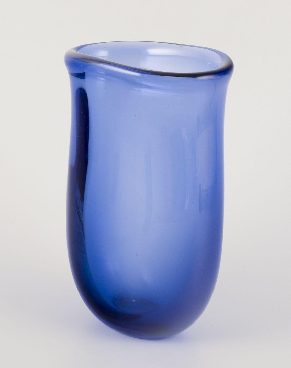 Scandinavo moderno Per Lütken per Holmegaard. Vaso unico in vetro artistico blu. Datato 1960 in vendita