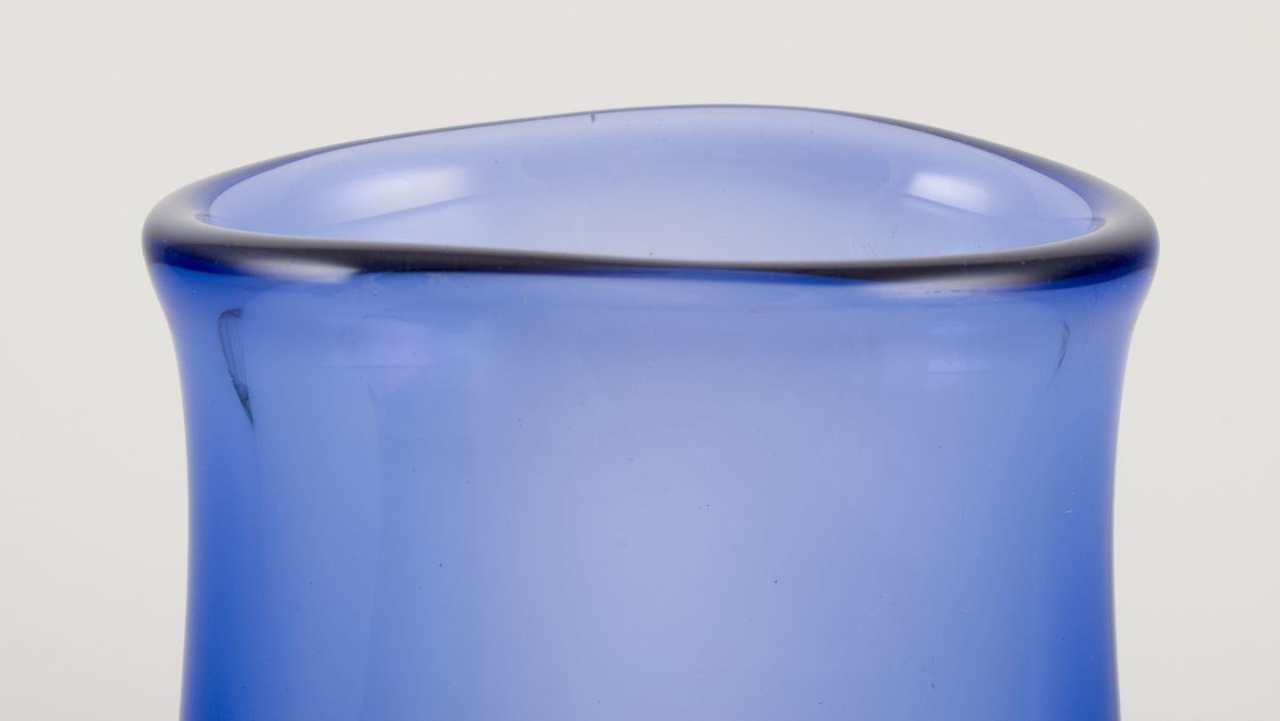 Per Lütken per Holmegaard. Vaso unico in vetro artistico blu. Datato 1960 In condizioni ottime in vendita a København, Copenhagen