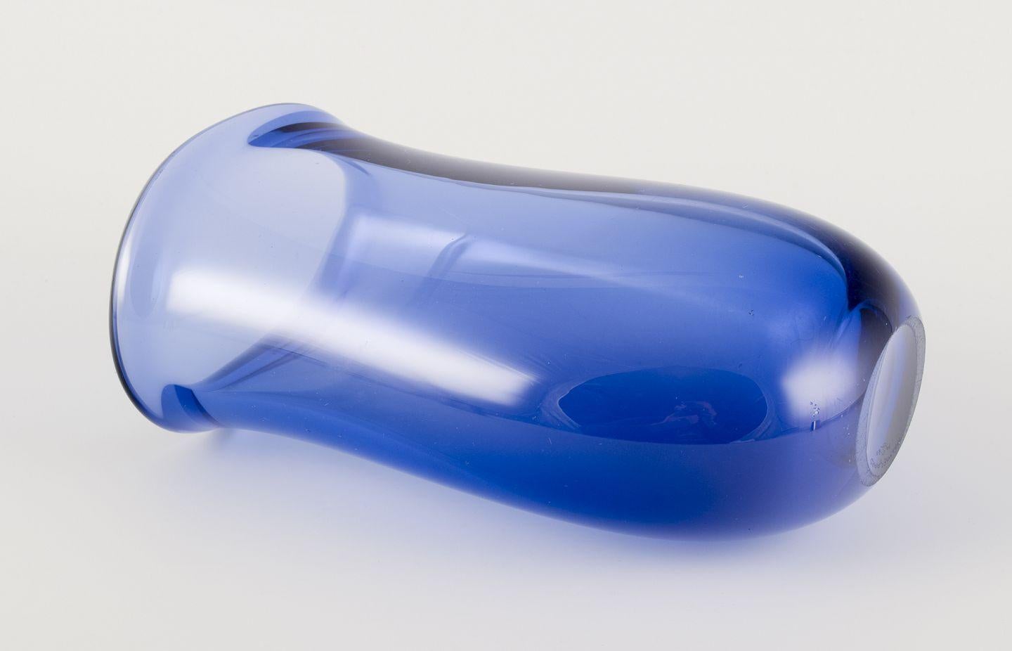 Metà XX secolo Per Lütken per Holmegaard. Vaso unico in vetro artistico blu. Datato 1960 in vendita