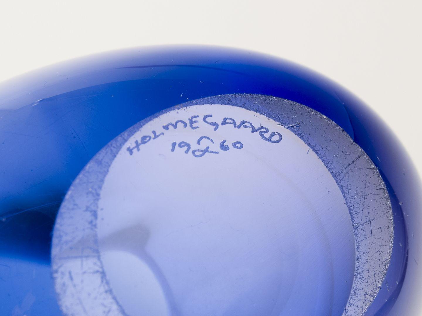 Vetro artistico Per Lütken per Holmegaard. Vaso unico in vetro artistico blu. Datato 1960 in vendita