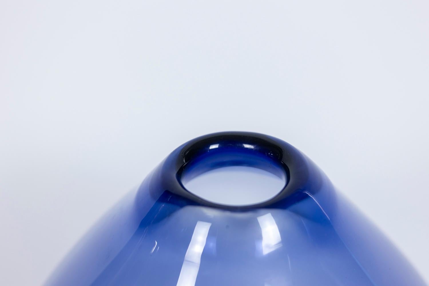 Per Lütken, attributed to. 
Holmgaard, edited by. 

Blown glass vase, drop shape and sapphire blue color.

Danish work made in the 1960s.