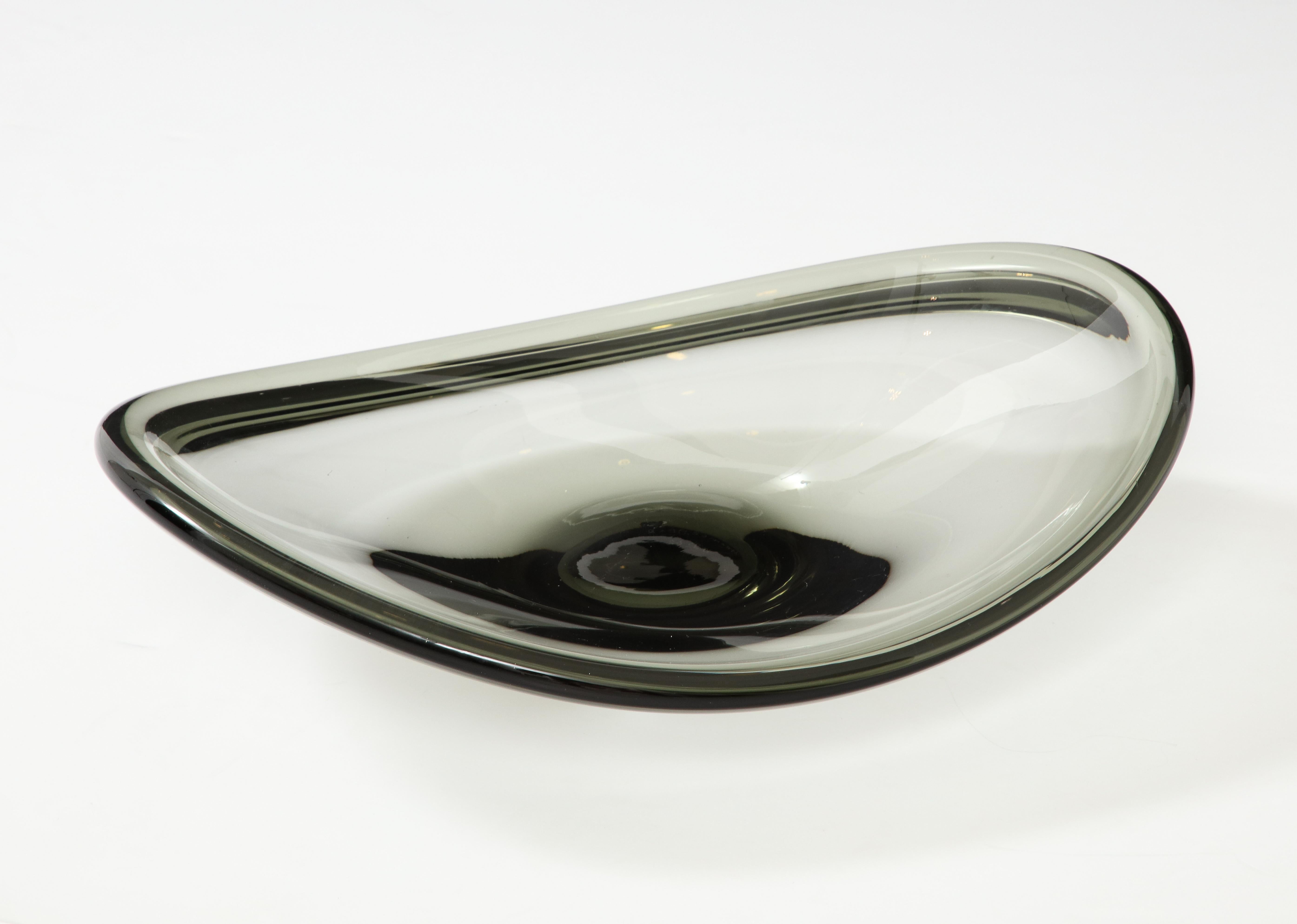 Large 1962 decorative glass bowl designed by Per Lutken for Holmegaard, in vintage original condition with minor wear and patina due to age and use.