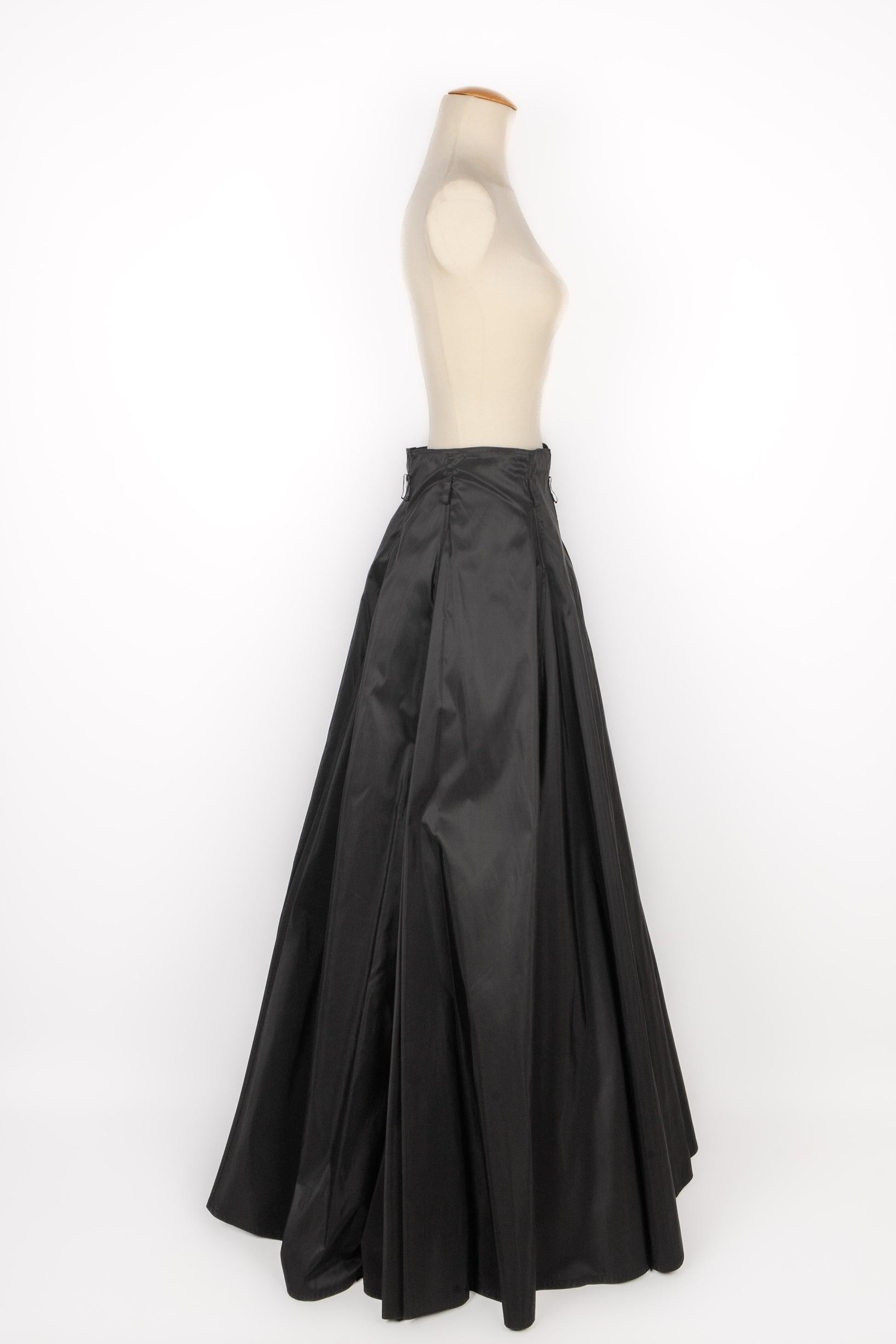 Per Spook - (Made in France) Black silk maxi skirt with a slip.

Additional information:
Condition: Very good condition
Dimensions: Waist: 35 cm - Length: 108 cm

Seller Reference: FJ17