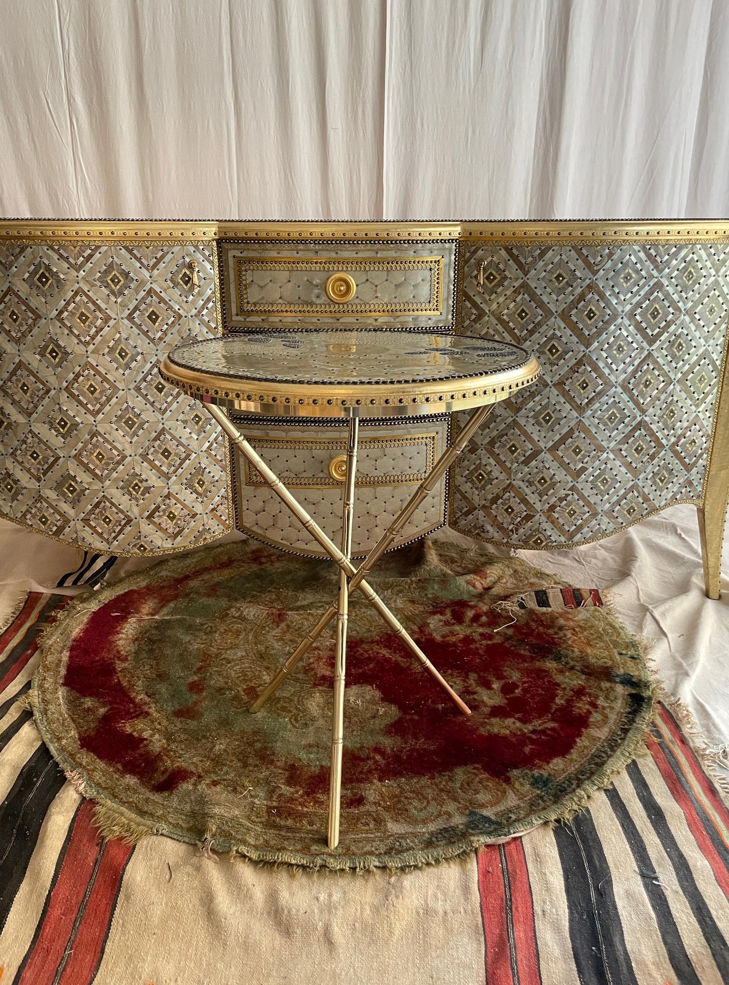 Tavolino Per Tei Morirei di Valentina Giovando
Dimensioni: D 60 x H 74 cm.
Materiali: Legno, Ottone, Fabrice, Fibra di vetro, Zinco, Paillettes. 

Valentina Giovando, vive e lavora a Sarzana, in Liguria, e da oltre 20 anni si dedica alla produzione