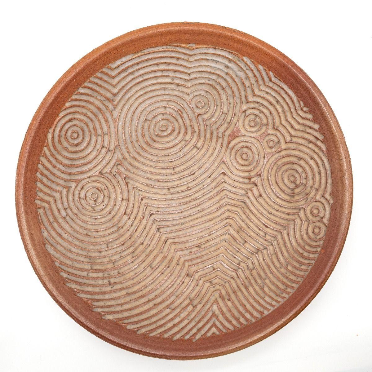 Seltene, große Schale aus Steingut, signiert und datiert 1987.
Die Schale ist mit dem für Per Weiss charakteristischen organischen Muster - konzentrische Kreise und rhythmische Linien - verziert, wobei die Rillen mit glänzender hellgrauer Glasur