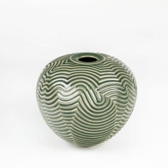 Vase sculptural Per Weiss en grès à glaçure céladon vert olive